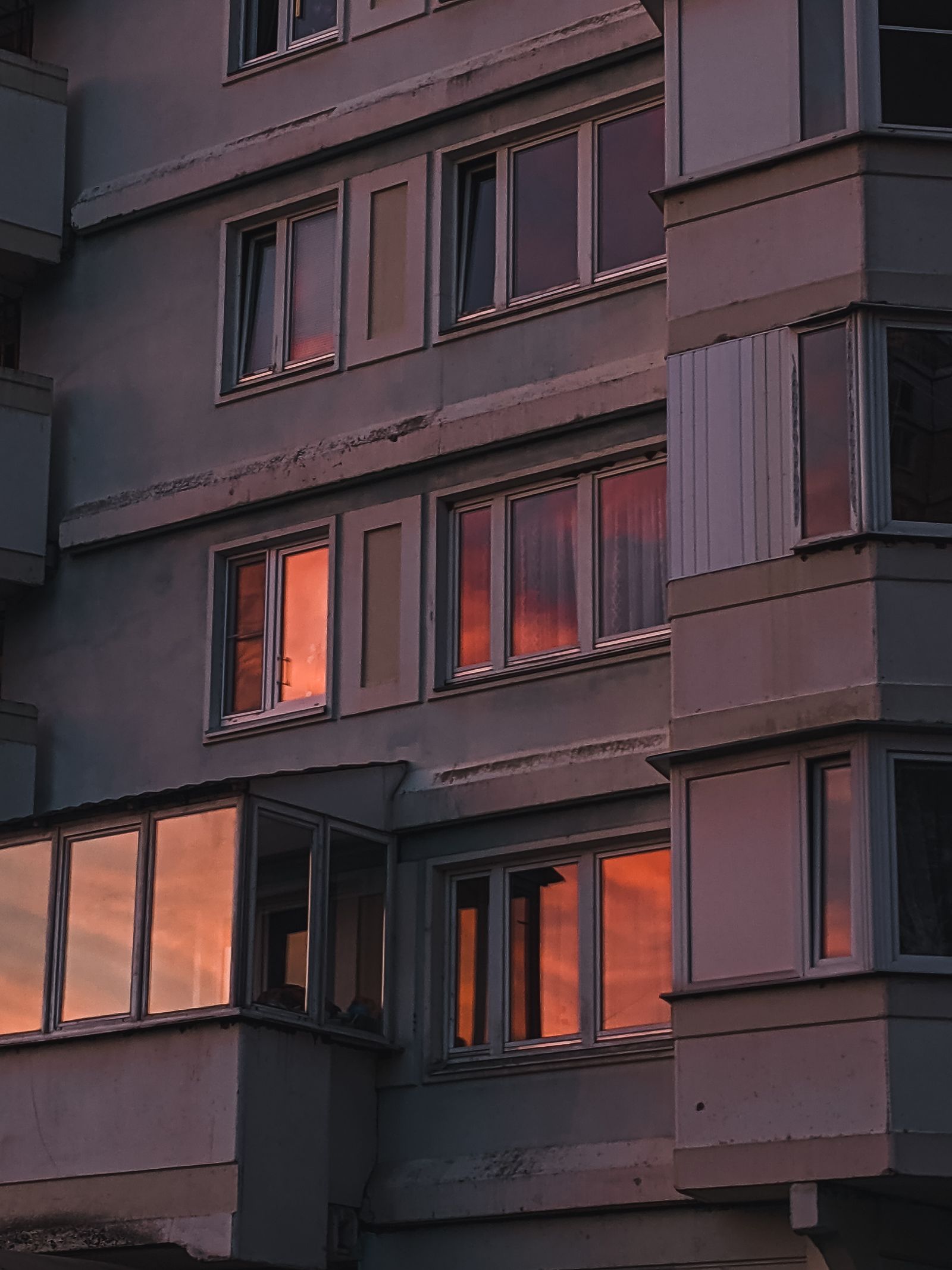 Окна московского жилого дома в вечернем свете